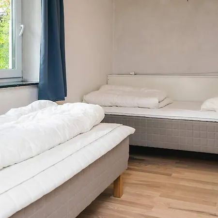 14 Person In Romo-by Traum *