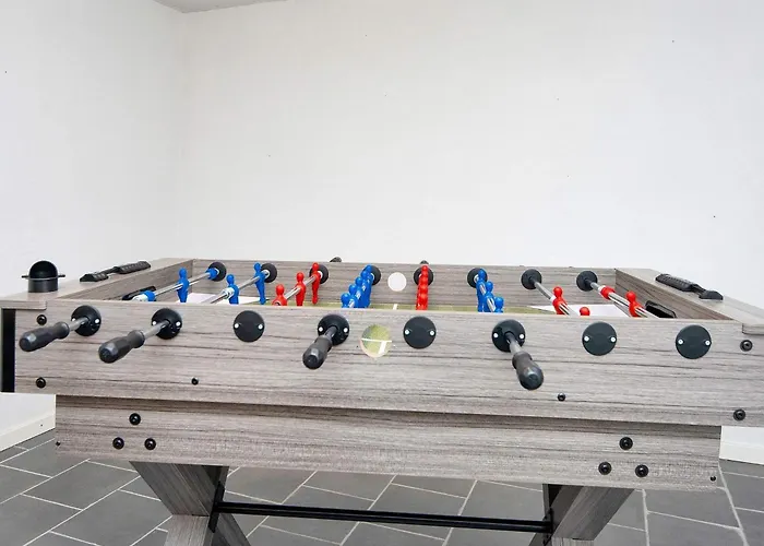 14 Person In Romo-by Traum *