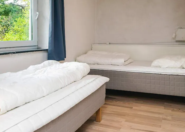 14 Person In Romo-by Traum *